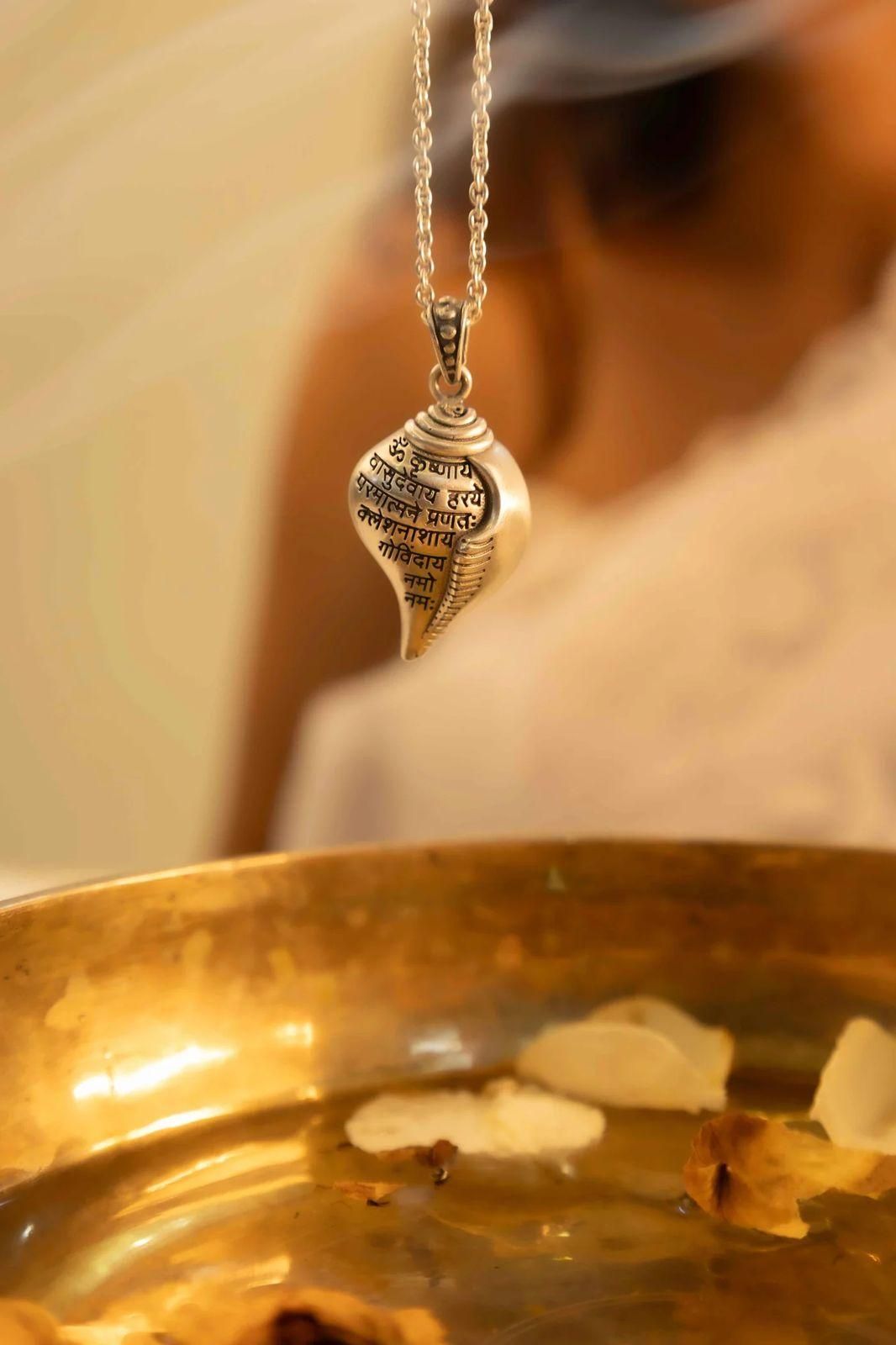 Shri Krishna Mantra Kavach Shankh (With Chain)