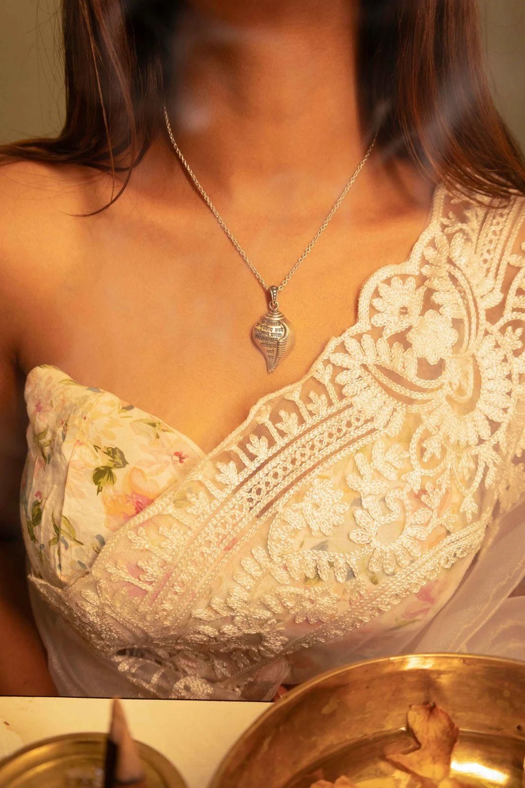 Shri Krishna Mantra Kavach Shankh (With Chain)